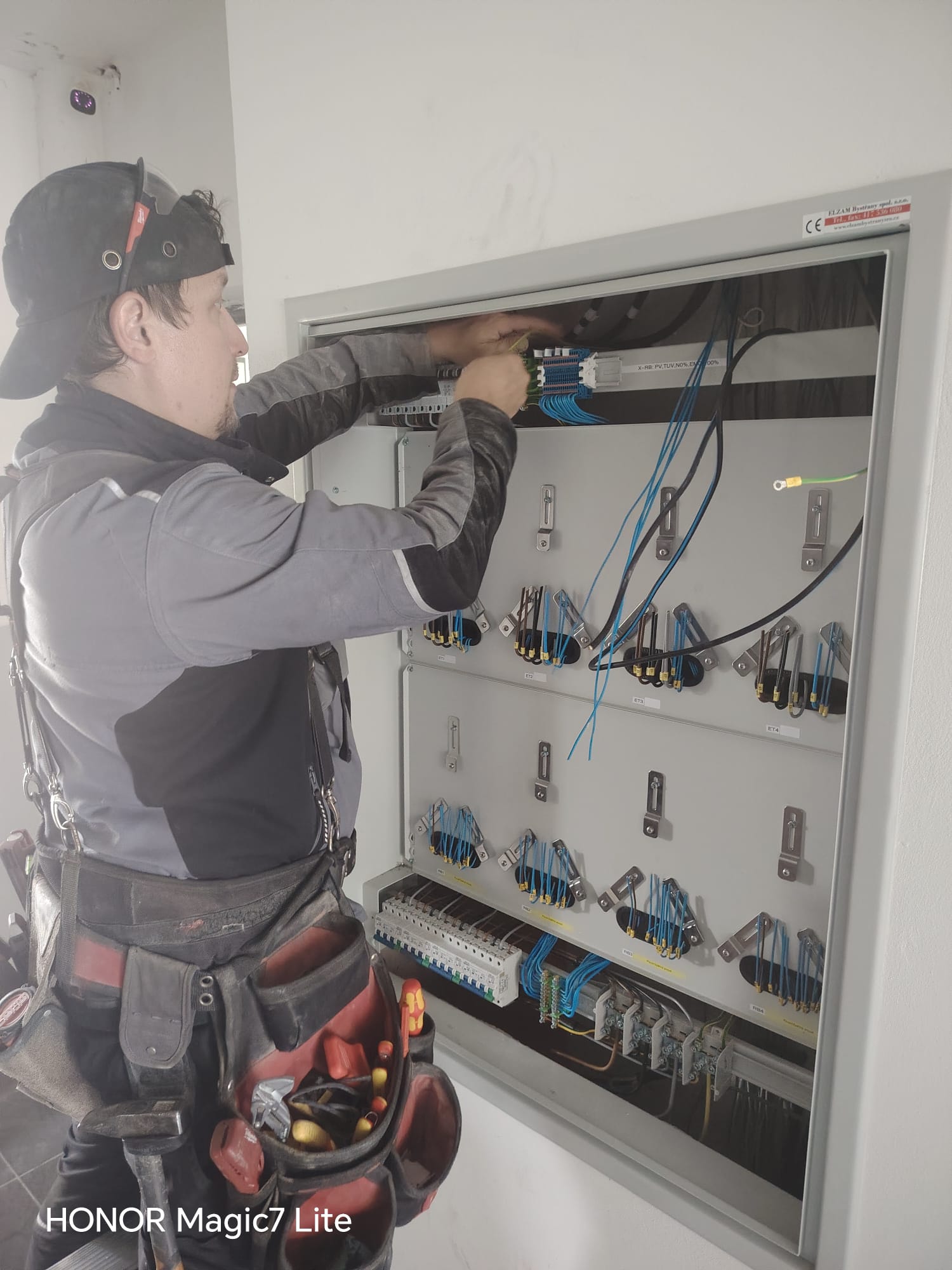 Technik při práci na elektrickém rozvaděči