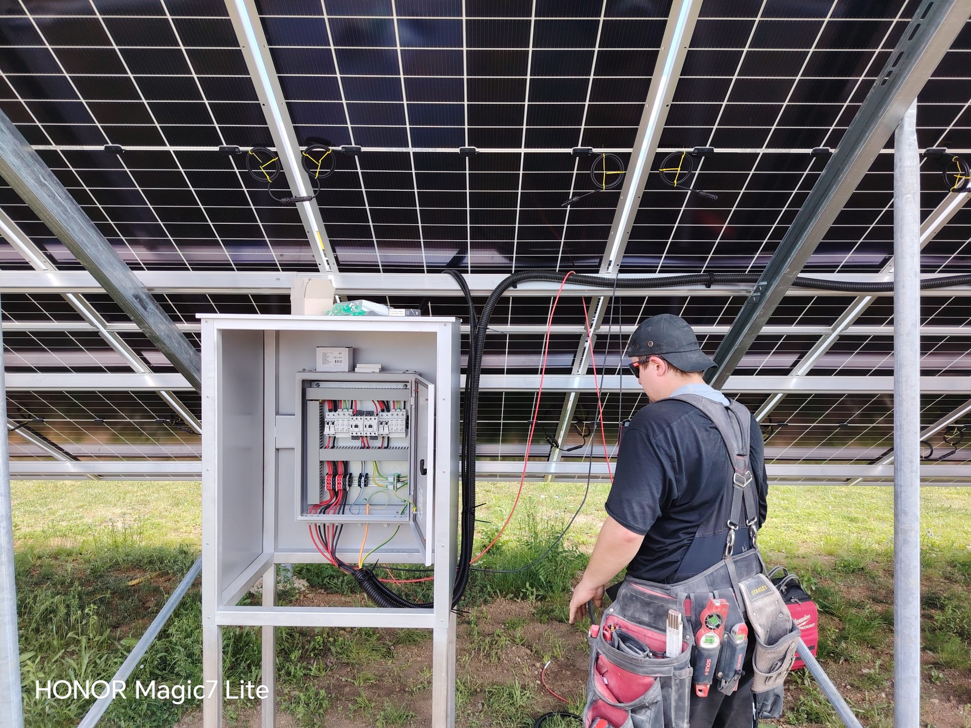 Montáž konstrukce fotovoltaické elektrárny v průmyslovém areálu