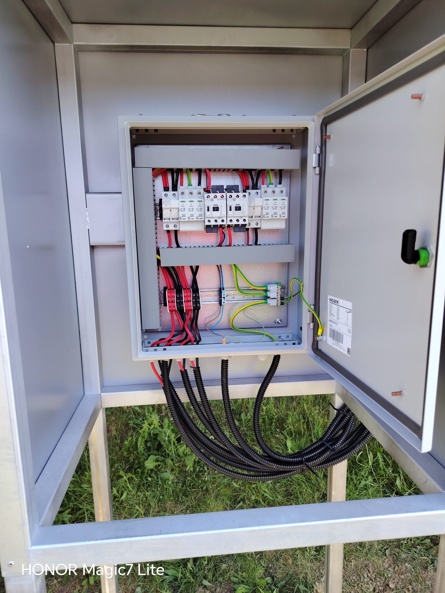 Detail rozvaděče s jištěním a kabeláží