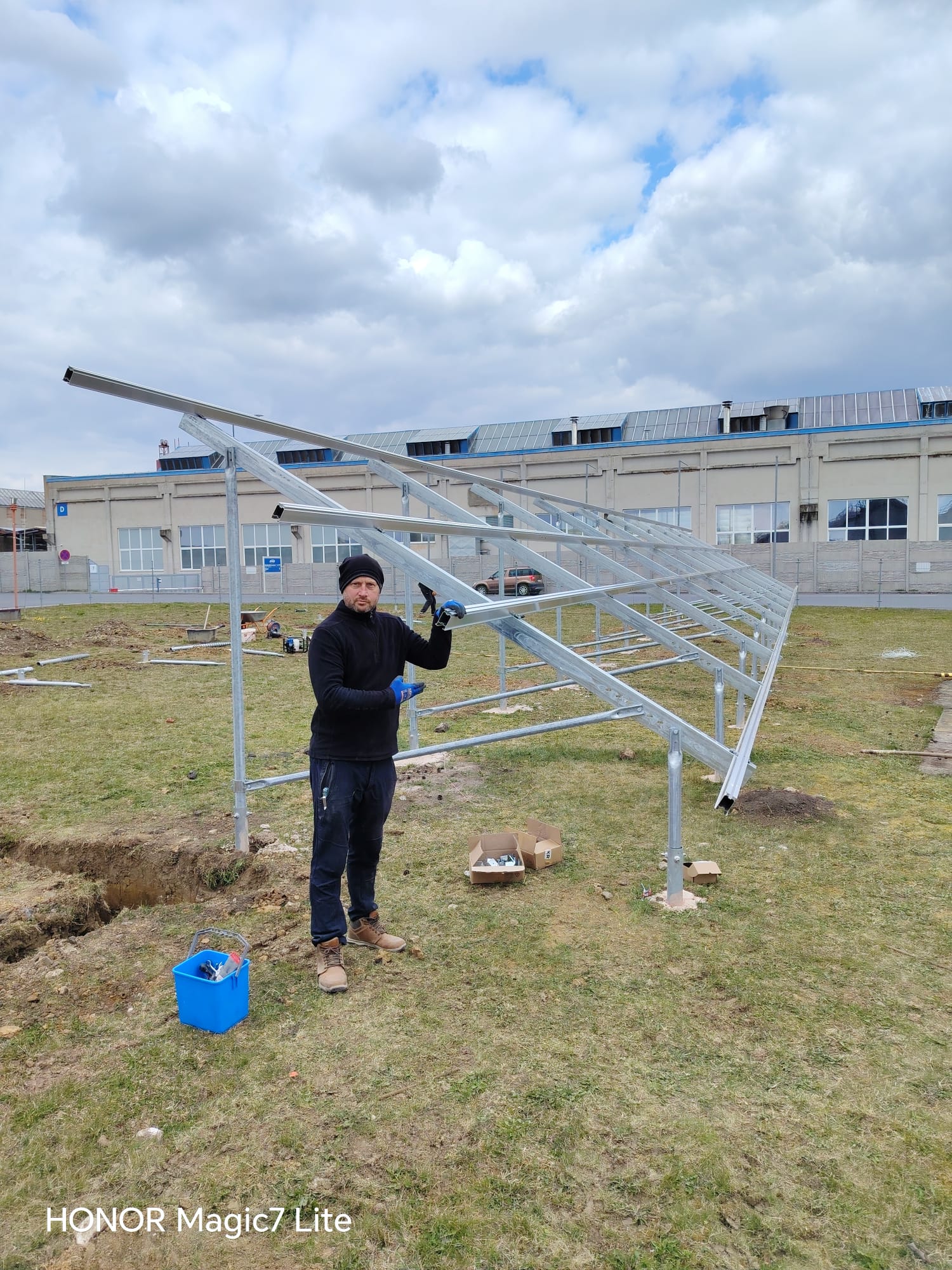 Technik při montáži konstrukce fotovoltaické elektrárny